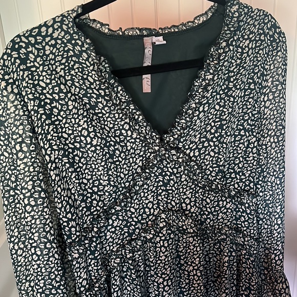 Green flowy Dress - Picture 2 of 3